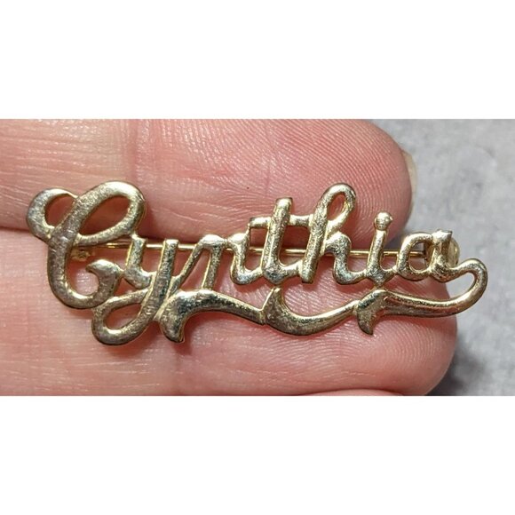 Gold Tone Cursive Lettering Cynthia Brooch - Picture 5 of 6